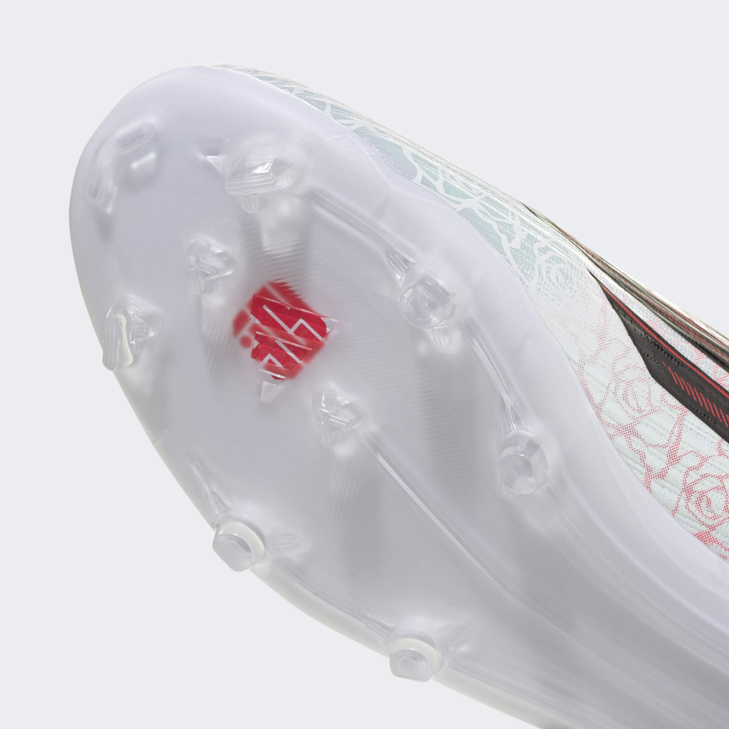 נעל כדורגל לגברים, סוליה עם ניטים ופרטים אדומים, מבט מקרוב