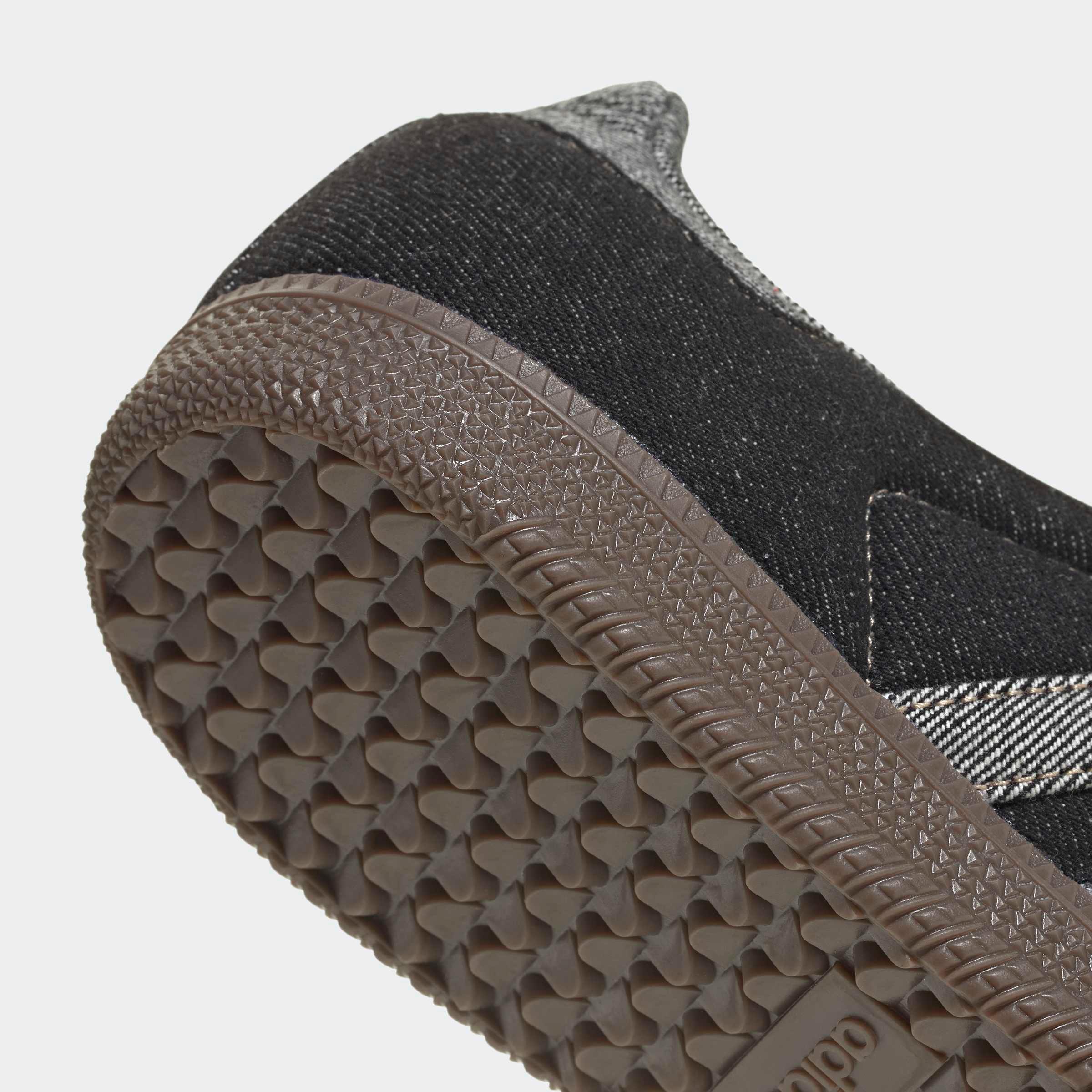 תקריב סוליית נעל ספורט גומי שחורה, עיצוב מודרני, CHOZEN קבוצת אלפא