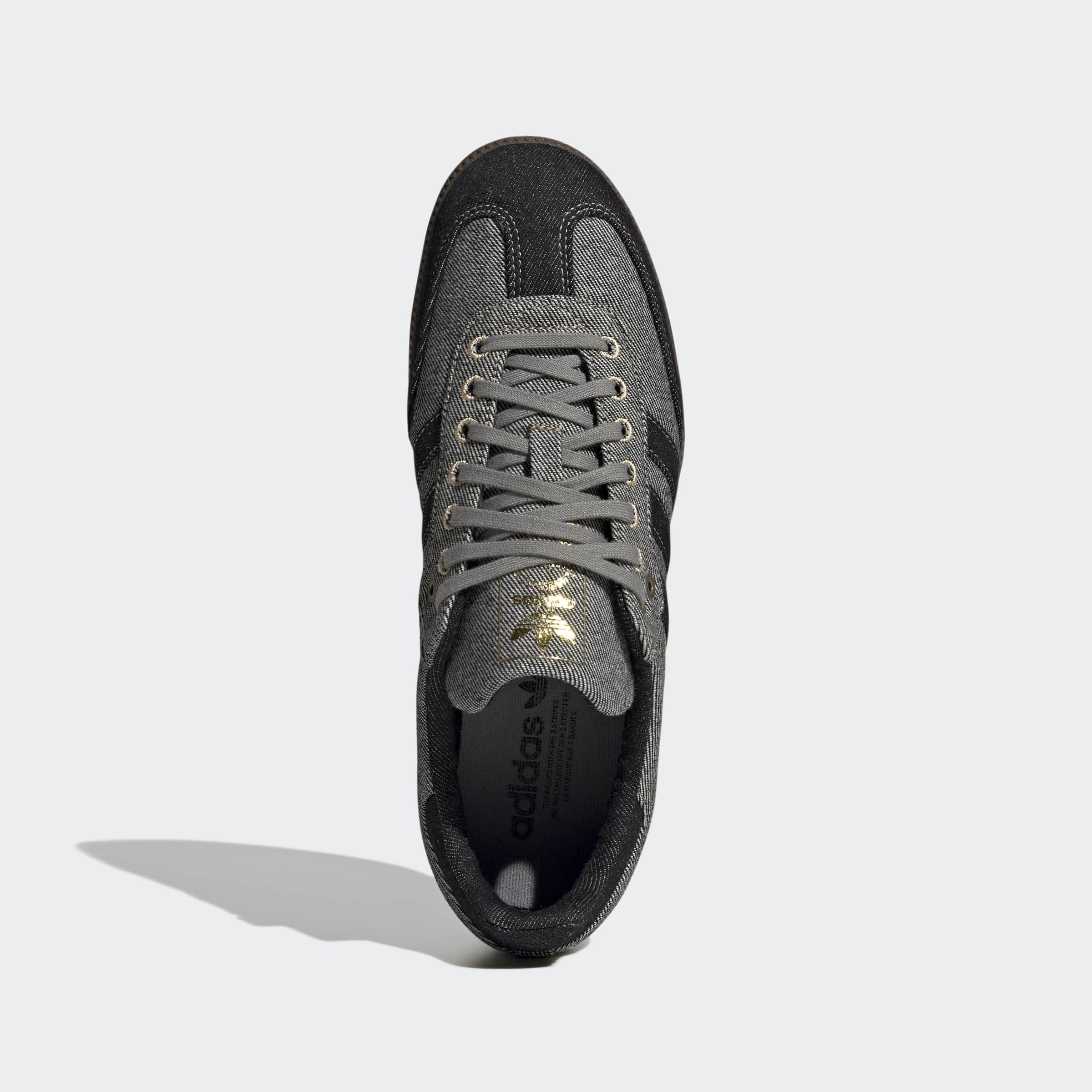 נעל אדידס אפורה עם שרוכים, לוגו זהב, צילום מוצר למותגים מובילים ב-CHOZEN