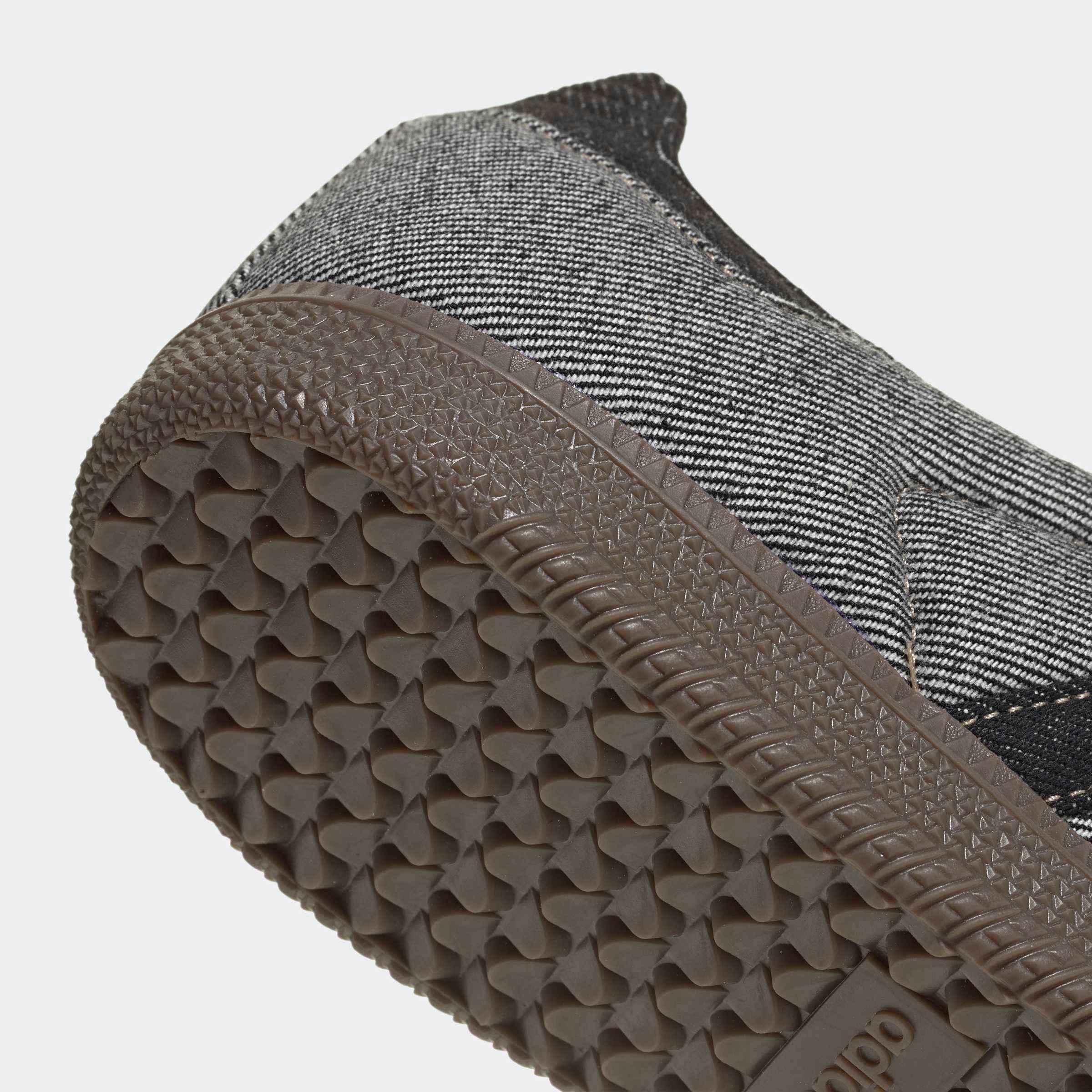 תקריב סוליית נעל סניקרס אדידס בגוון אפור כהה, עיצוב טקסטורה ייחודית, CHOZEN
