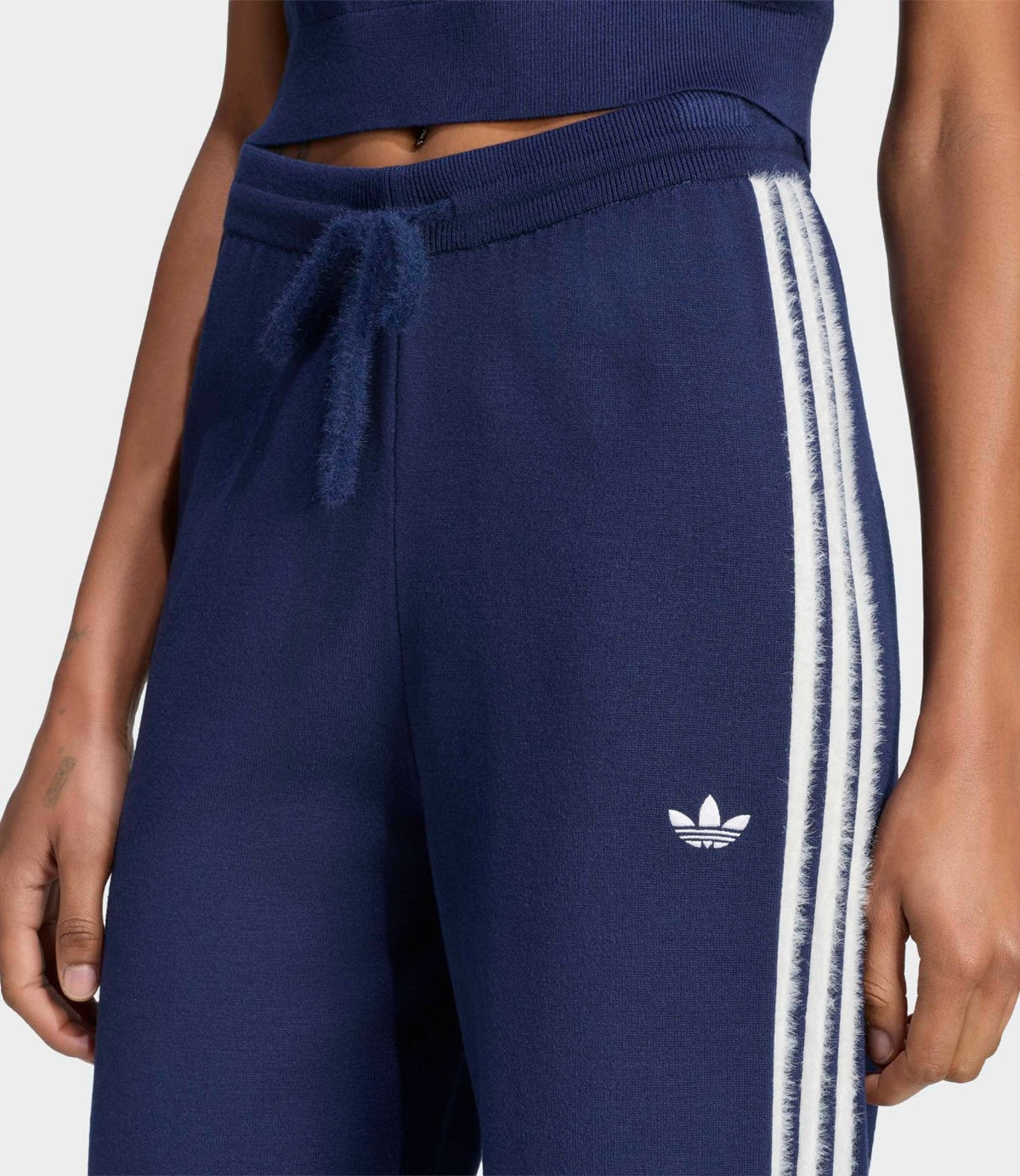ADIDAS TRACK PANT בצבע כחול אינדיגו כהה - CHOZEN