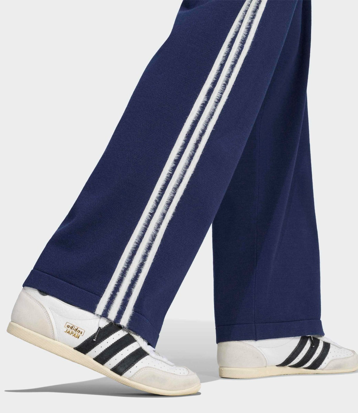 ADIDAS TRACK PANT בצבע כחול אינדיגו כהה - CHOZEN