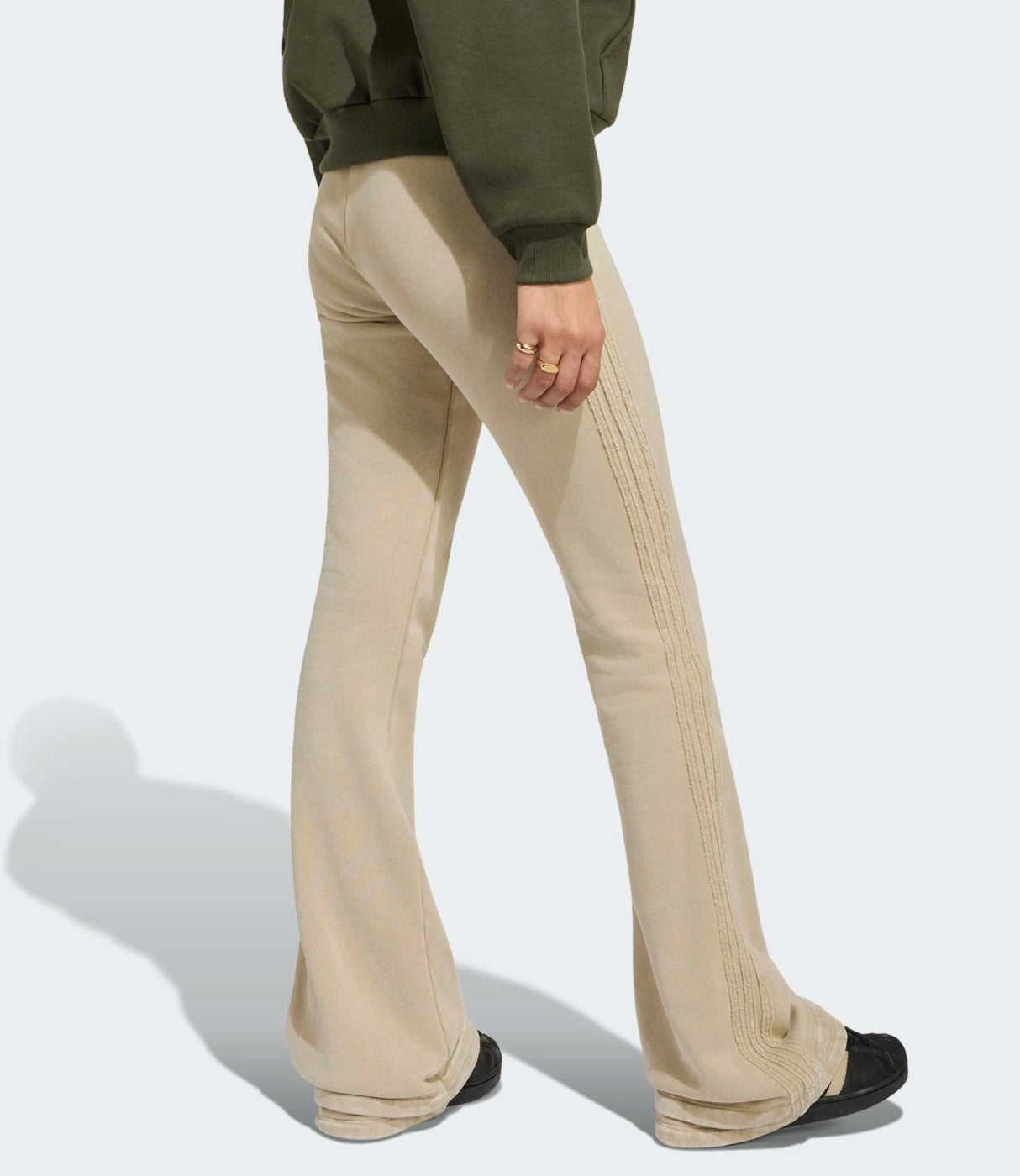 אדידס מכנסיים ארוכים SST BOOTCUT לנשים - חאקי