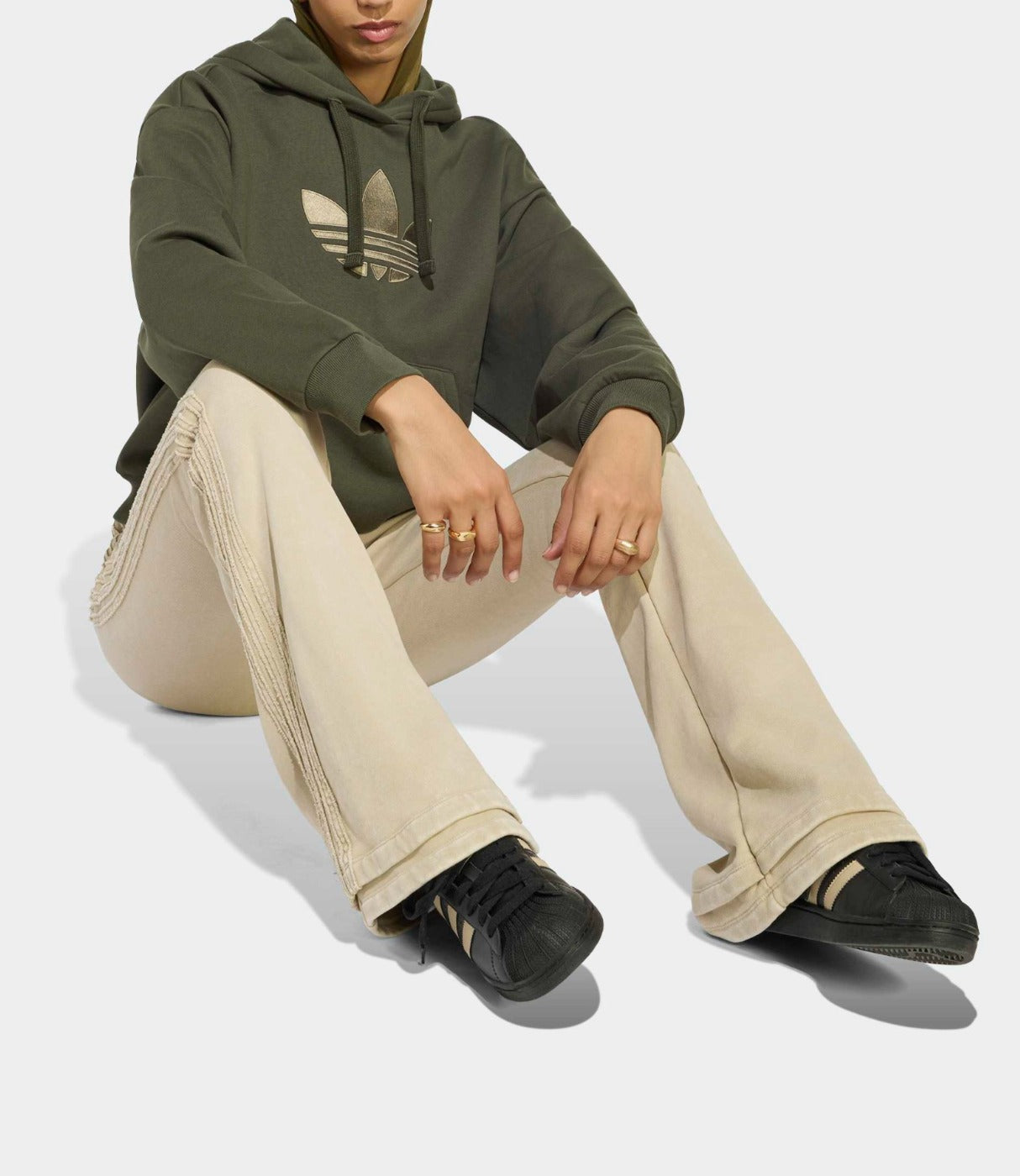 אדידס מכנסיים ארוכים SST BOOTCUT לנשים - חאקי