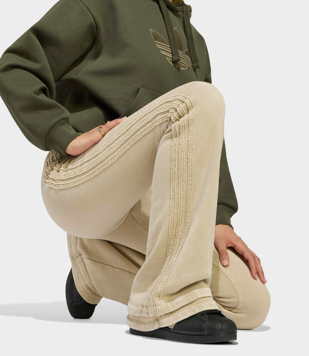 אדידס מכנסיים ארוכים SST BOOTCUT לנשים - חאקי