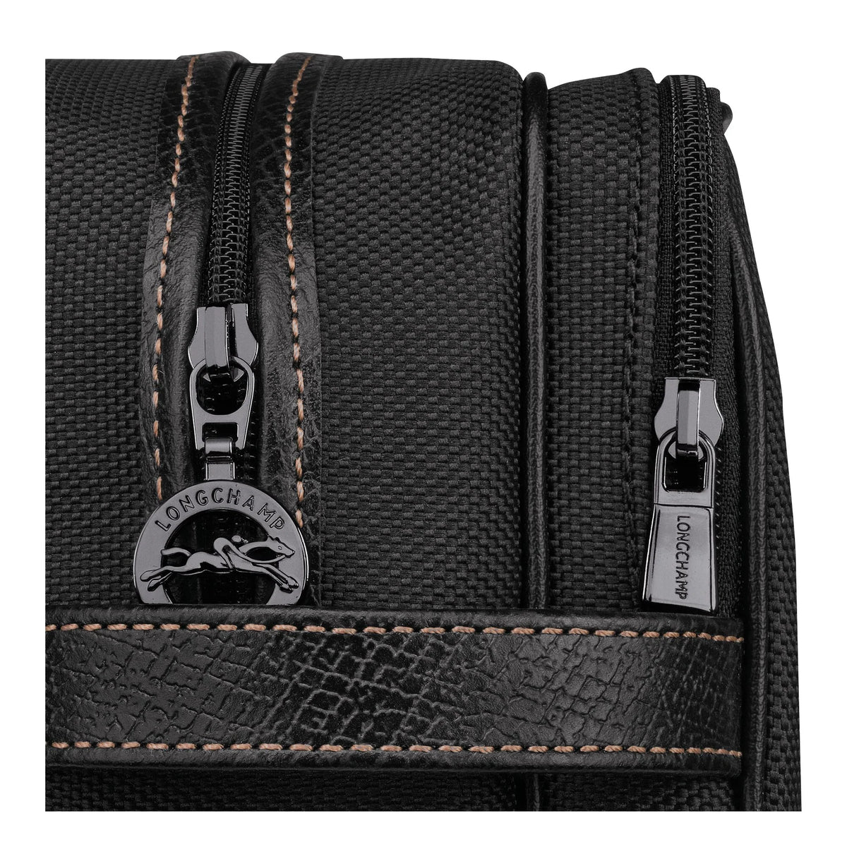 תקריב ריצ'רץ' שחור עם לוגו LONGCHAMP על תיק יוקרתי CHOZEN מחומר עמיד ויפה