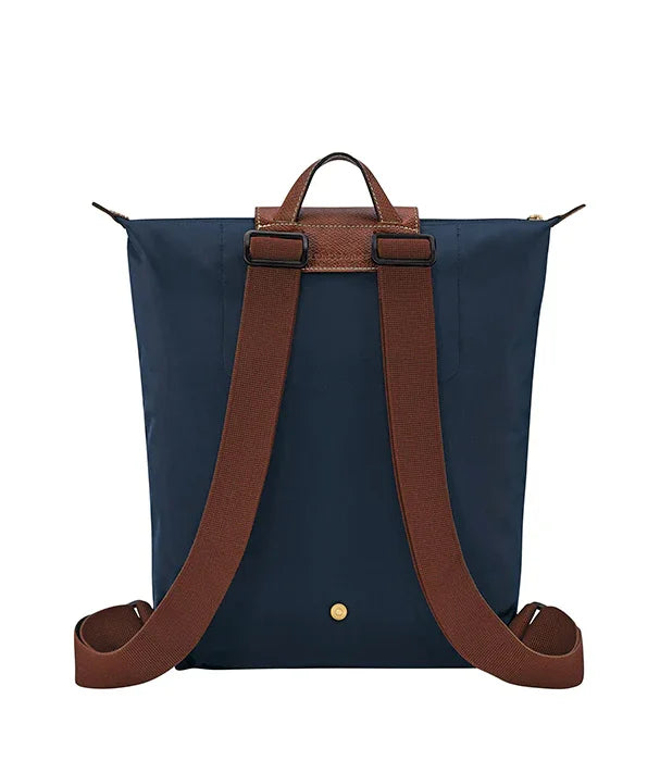 תיק גב בצבע כחול עם רצועות חומות, עיצוב יוקרתי מ-CHOZEN, מותגים מובילים ביבוא קבוצת אלפא