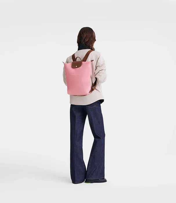 דגם עומד עם תיק גב ורוד אופנתי, צילום אופנה לחנות CHOZEN, מותגים מובילים קבוצת אלפא