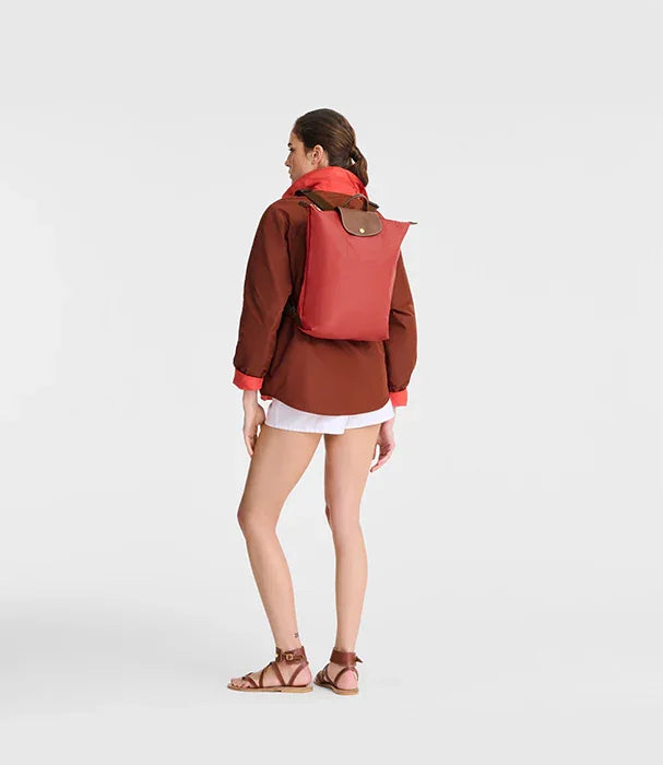 אישה עם ז'קט חום ותרמיל אדום אופנתי, לייף סטייל CHOZEN קבוצת אלפא