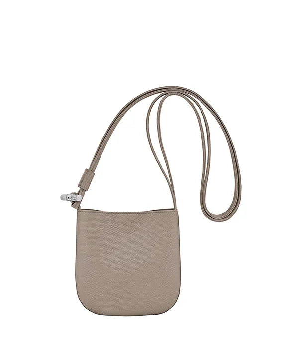 תיק כתף מעור בצבע אפור בהיר, מינימליסטי, מבית CHOZEN, רקע לבן