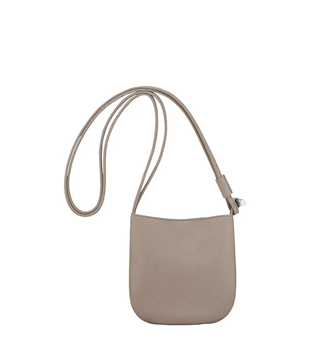 תיק צד קטן בצבע בז' מבית CHOZEN, עיצוב מינימליסטי עם רצועה ארוכה, מבית קבוצת אלפא