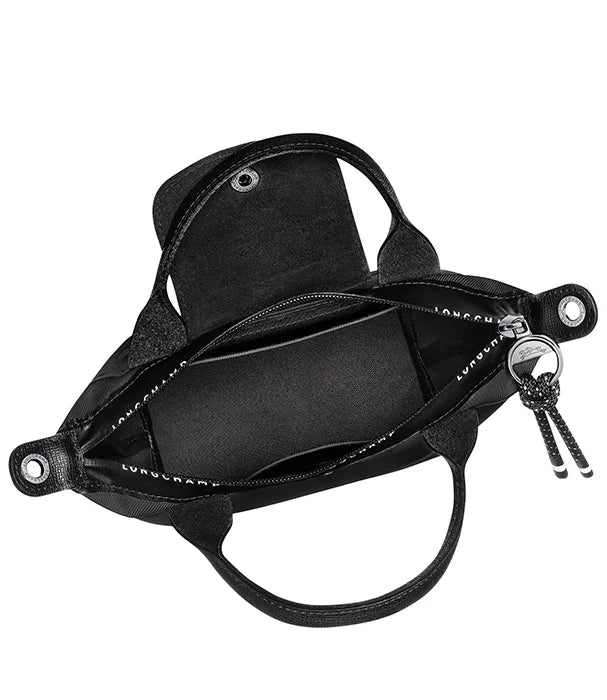 תיק יד שחור לנשים מבית Longchamp נפתח מלמעלה, חלל פנימי מרווח, ב-CHOZEN