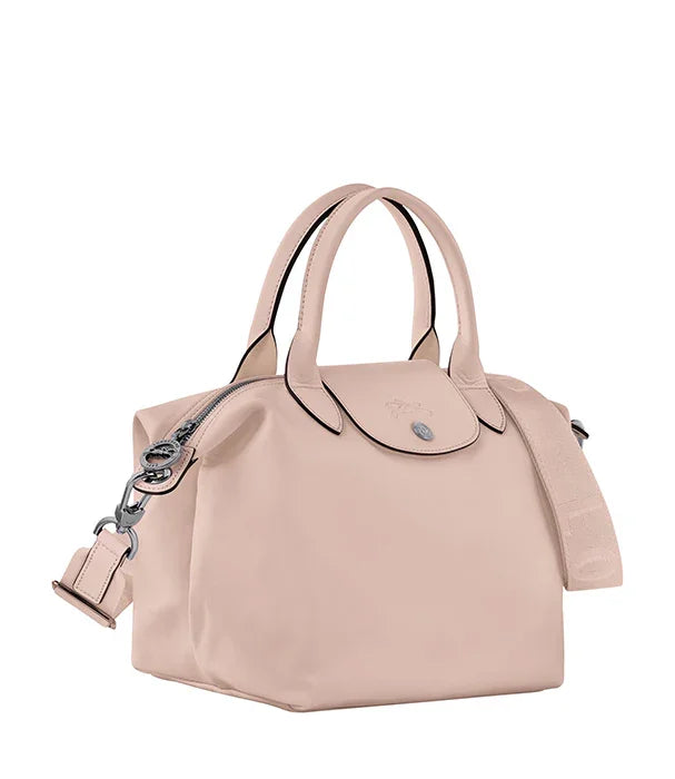 תיק יד ורוד בהיר בעיצוב מודרני, עם רצועה מתכוננת, מותג CHOZEN, נמכר ביבואן קבוצת אלפא