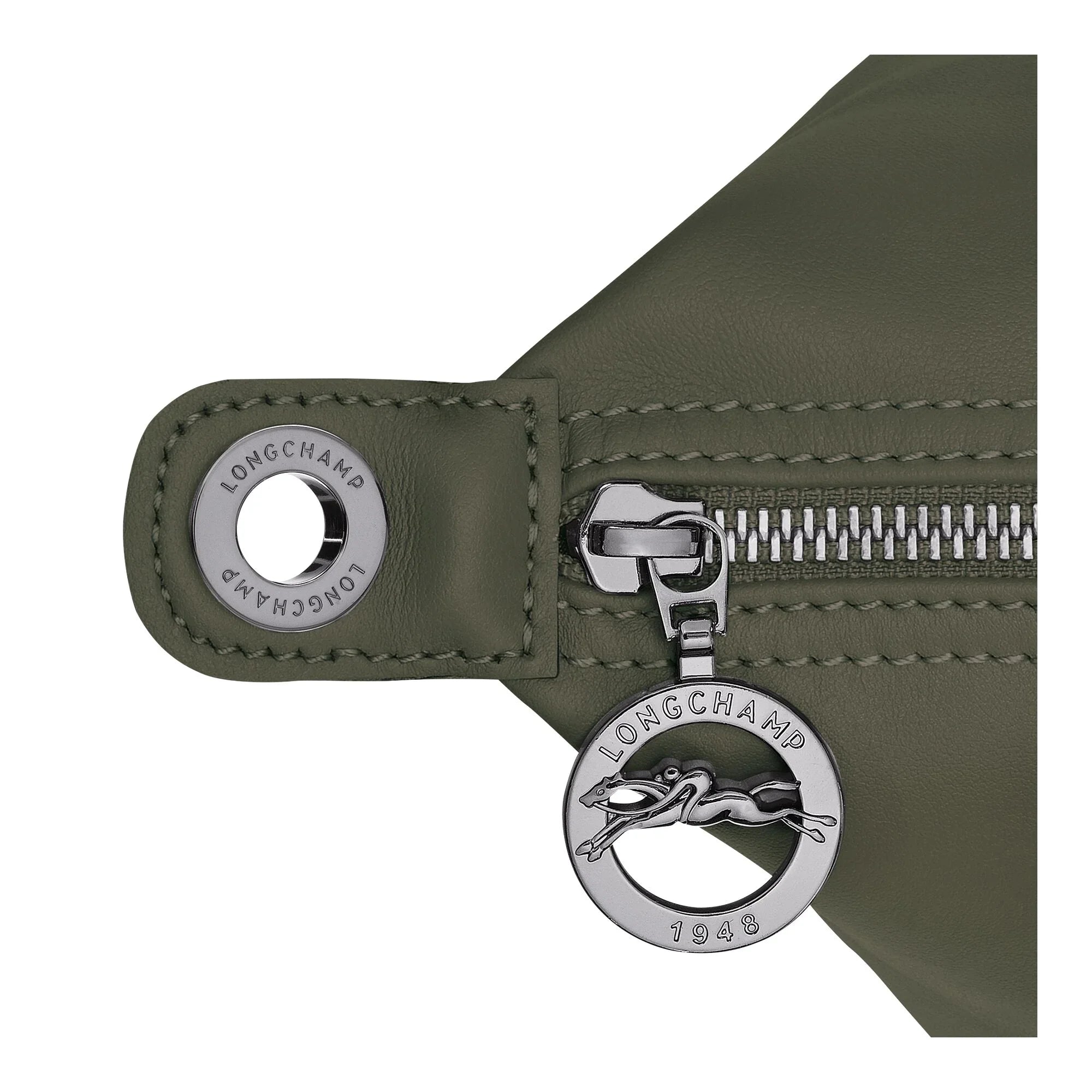 רוכסן תיק עור ירוק של המותג LONGCHAMP, דגם CHOZEN, תקריב פרטי עם סמל מתכת ממותגת