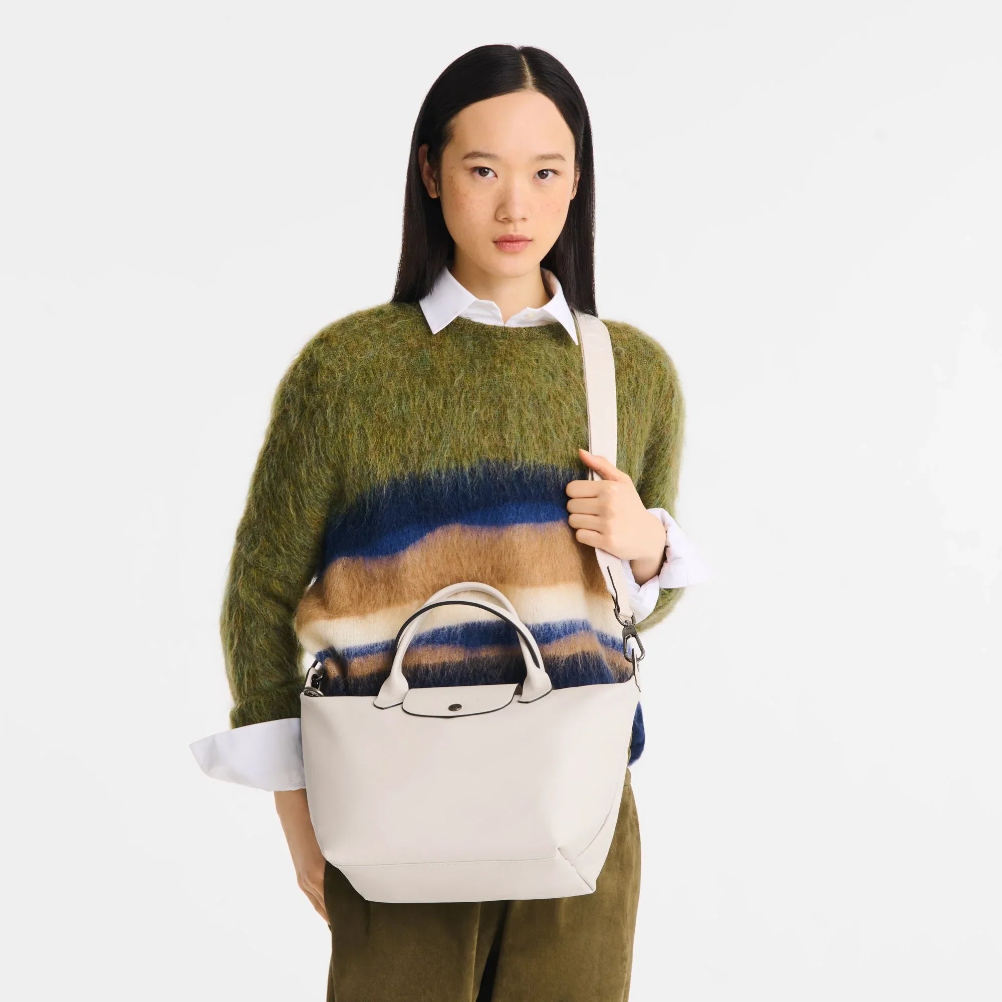 אישה עם סוודר ירוק ותיק צד בהיר, אופנה ממותגי על באתר CHOZEN