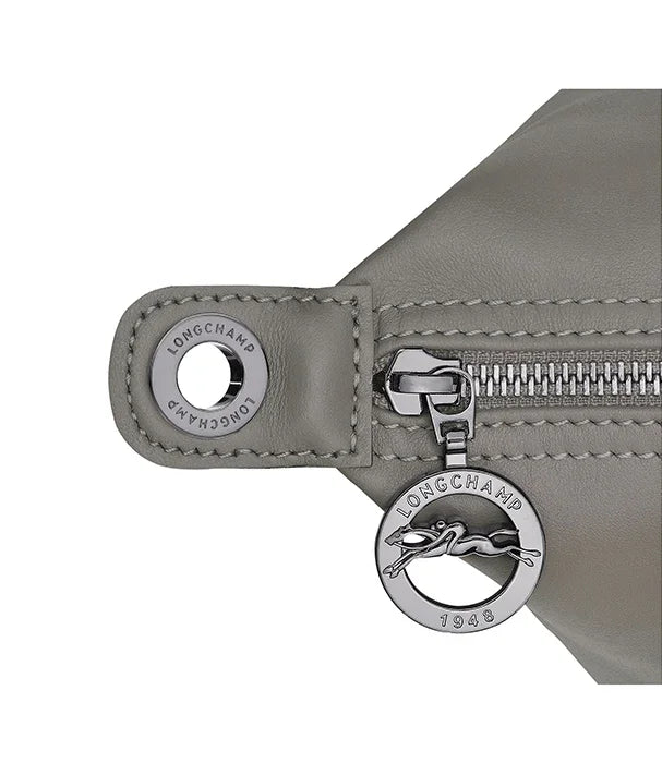רוכסן ותליון כסף של תיק מעור אפור מבית Longchamp, מותג מוביל ב-CHOZEN