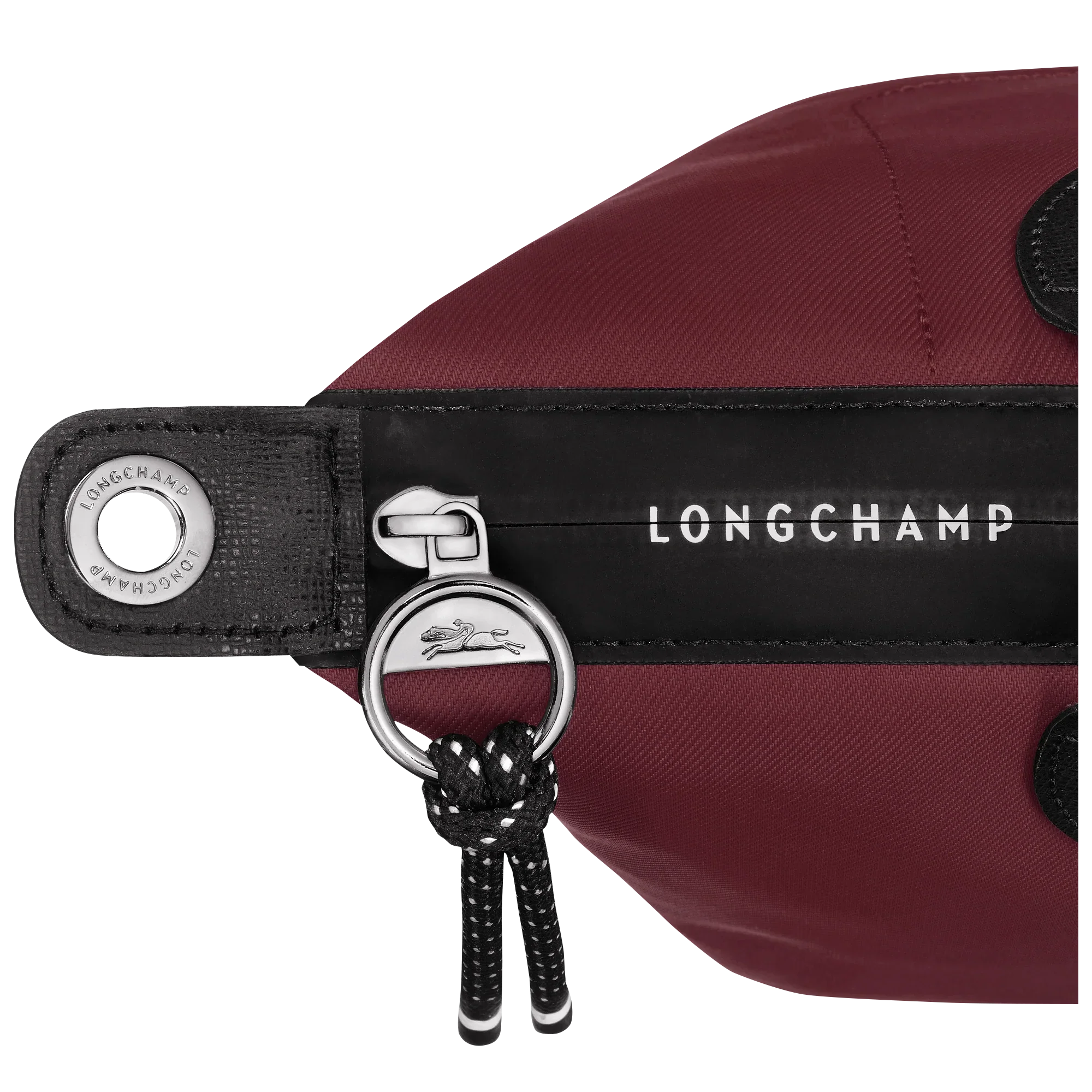 תקריב תיק יוקרתי בורדו LONGCHAMP עם רוכסן וכיתוב מותג, קולקציית CHOZEN אלפא