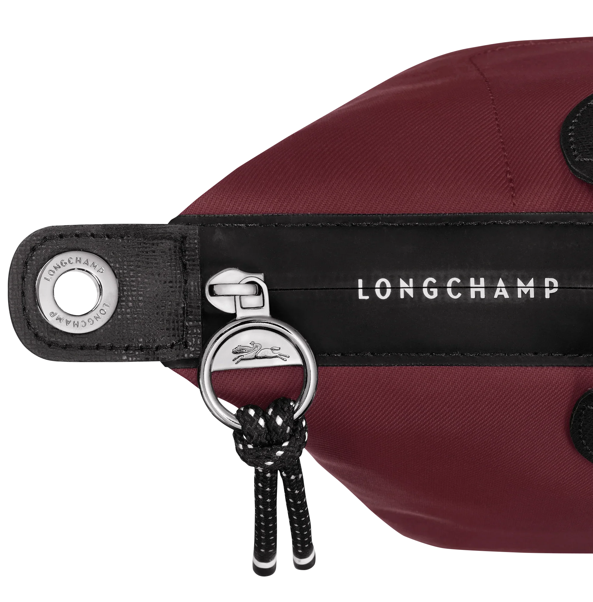 תקריב תיק יוקרתי בורדו LONGCHAMP עם רוכסן וכיתוב מותג, קולקציית CHOZEN אלפא