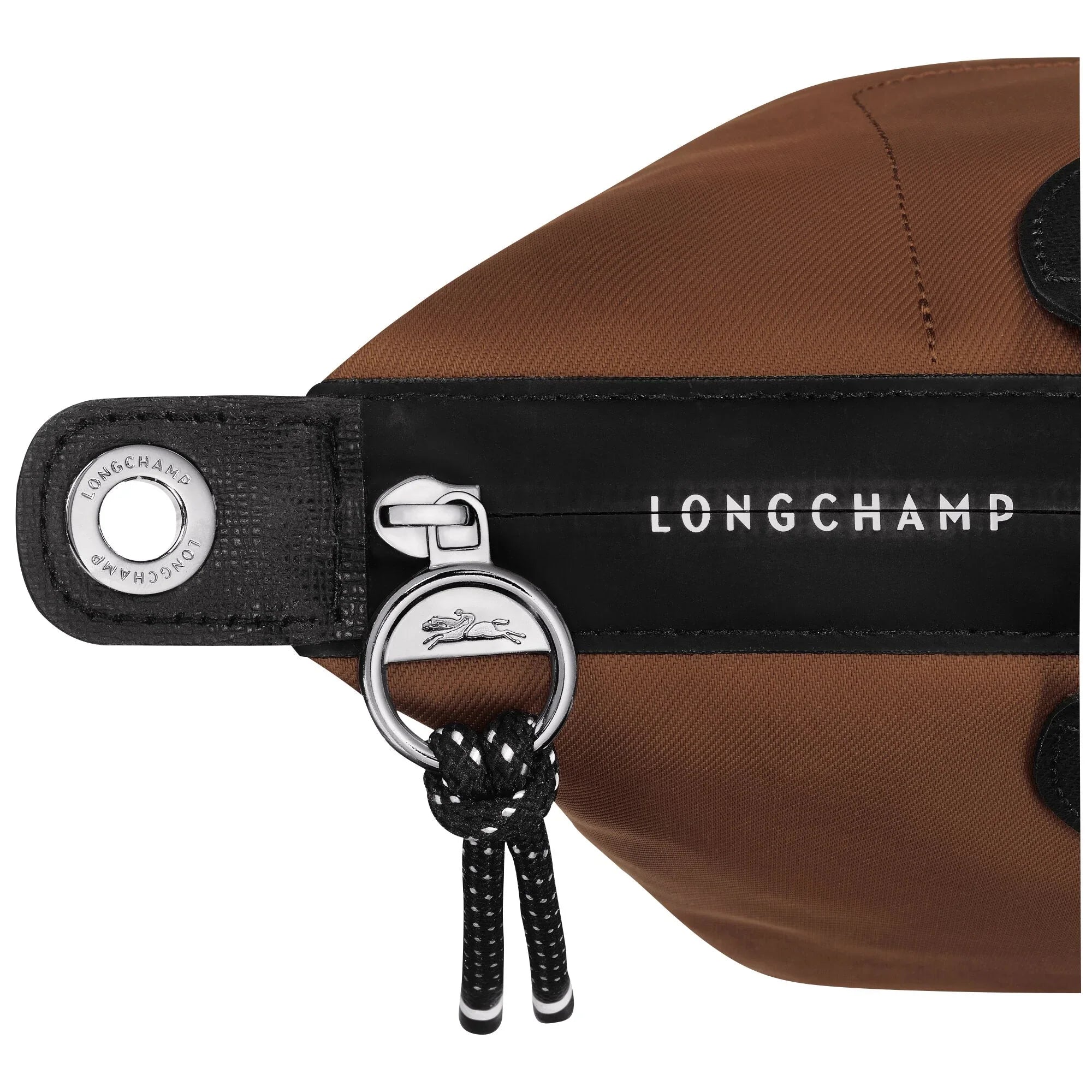 תקריב תיק LONGCHAMP חום עם רוכסן, לוגו וכפתור מתכת, קולקציית מותגים ב-CHOZEN