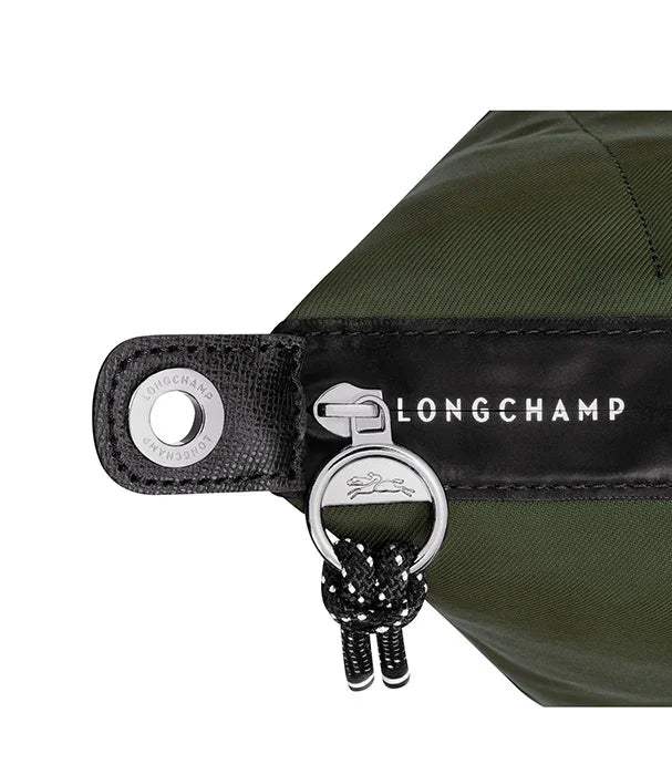 רוכסן תיק לונגשאמפ ירוק עם לוגו כסוף, מיתוג יוקרתי מבית CHOZEN