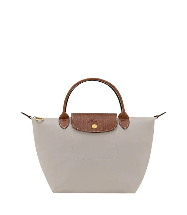 תיק יד אופנתי בצבע בז' עם ידיות ועיטורים חומים, מבית מותגים מובילים באתר CHOZEN