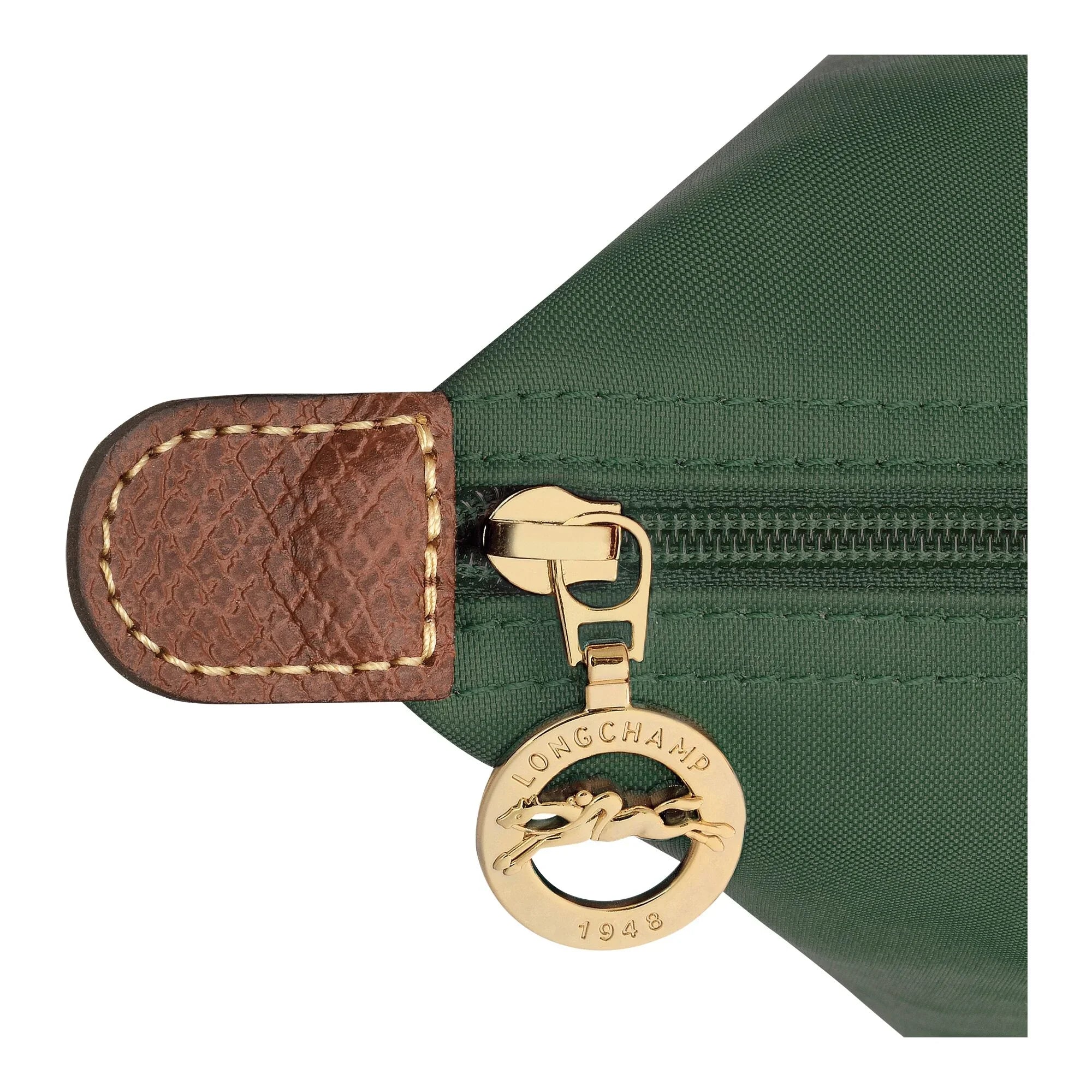 רוכסן זהב ותווית עור על תיק ירוק לונגשאמפ, מותג יוקרה ב-CHOZEN