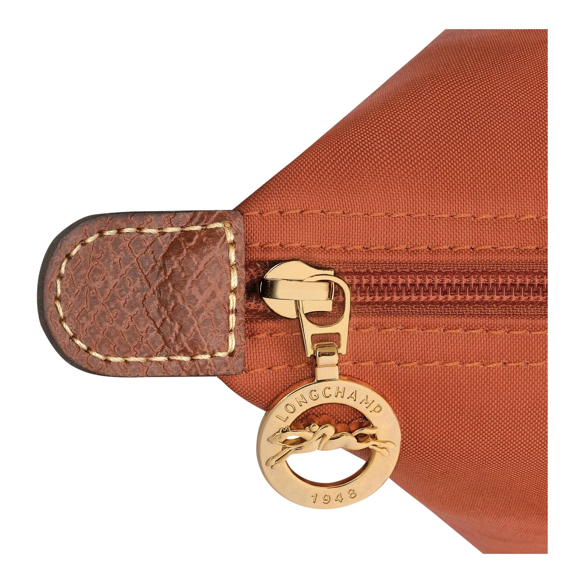 רוכסן תיק לונגשאם כתום עם תליון זהב, פריט יוקרה מבית המותגים המובילים ב-CHOZEN