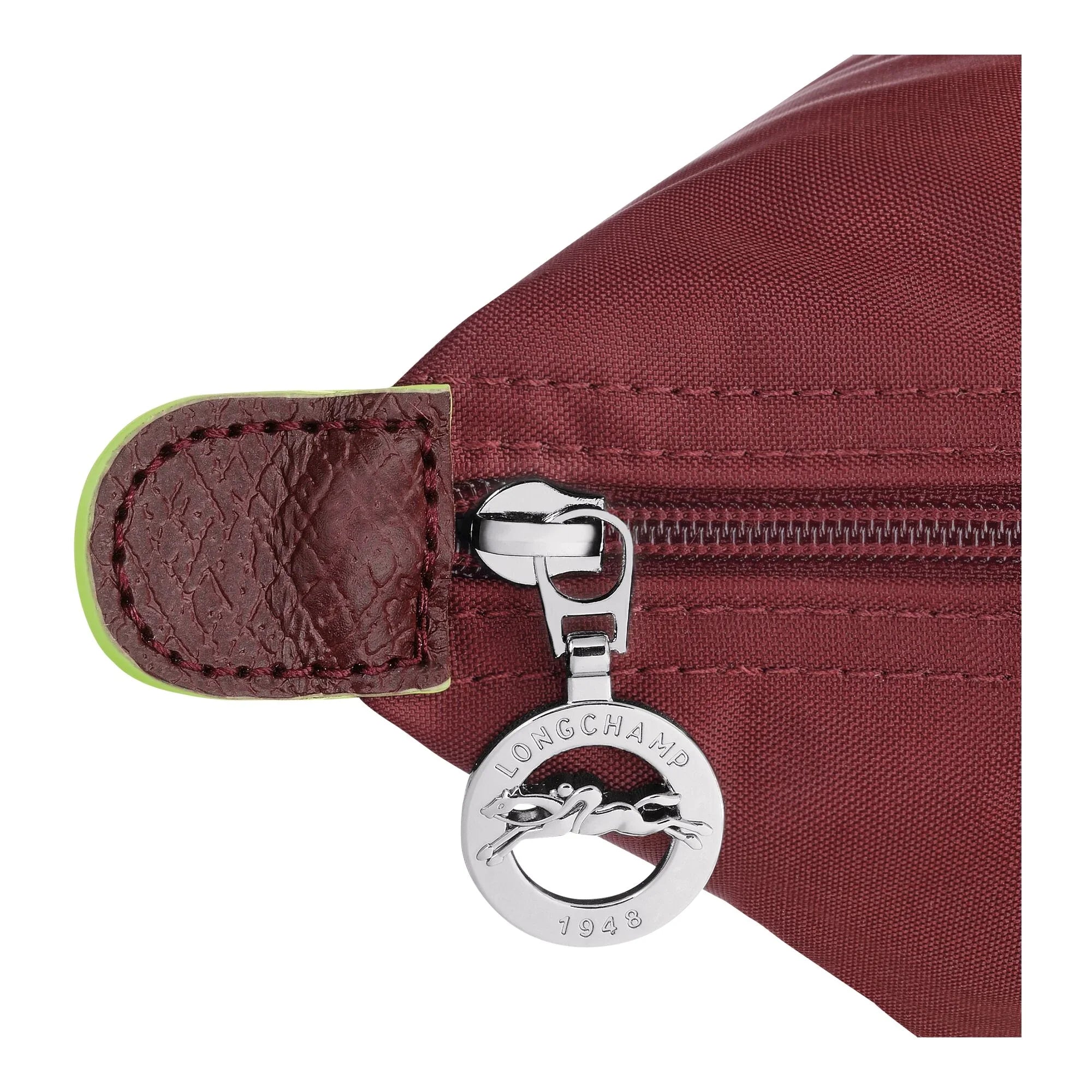 סגירת רוכסן של תיק בורדו LONGCHAMP עם תג סילבר, מוצר יוקרה מקבוצת אלפא