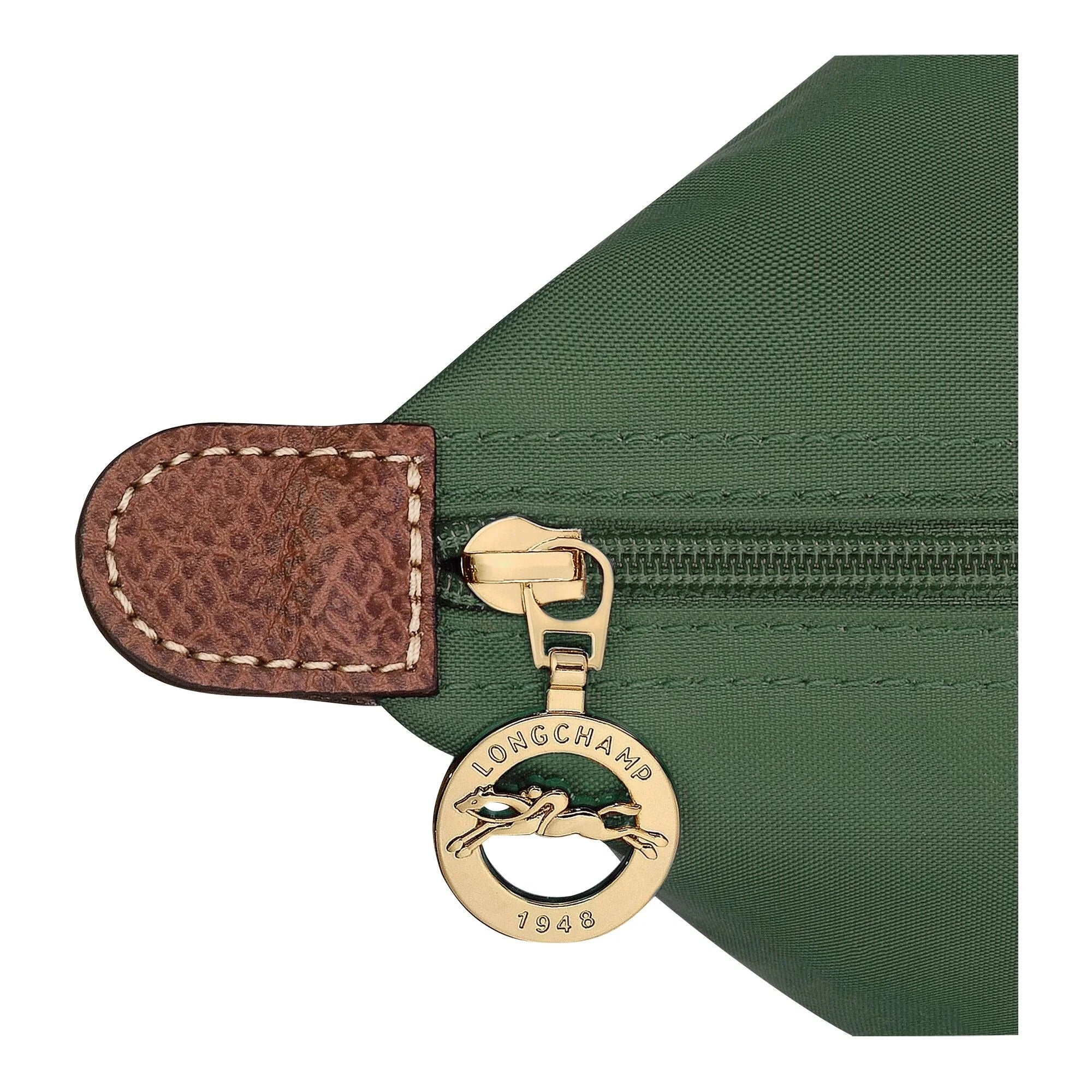 תקריב רוכסן זהב עם תג לונגשמפ על תיק בד ירוק CHOZEN, עיצוב יוקרתי מהמותגים המובילים