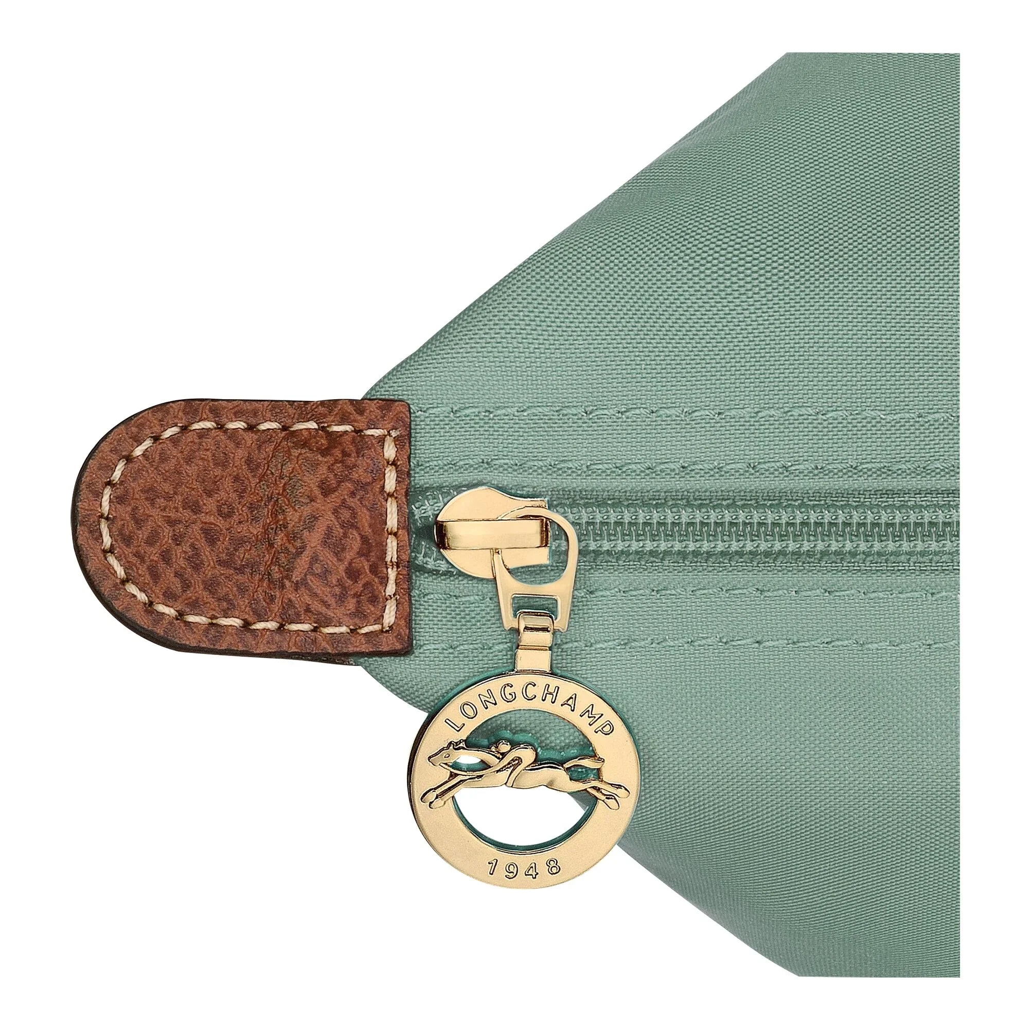 רוכסן תיק ירוק עם תג זהב ממותג LONGCHAMP 1948 ותפרי עור חומים, מבית CHOZEN