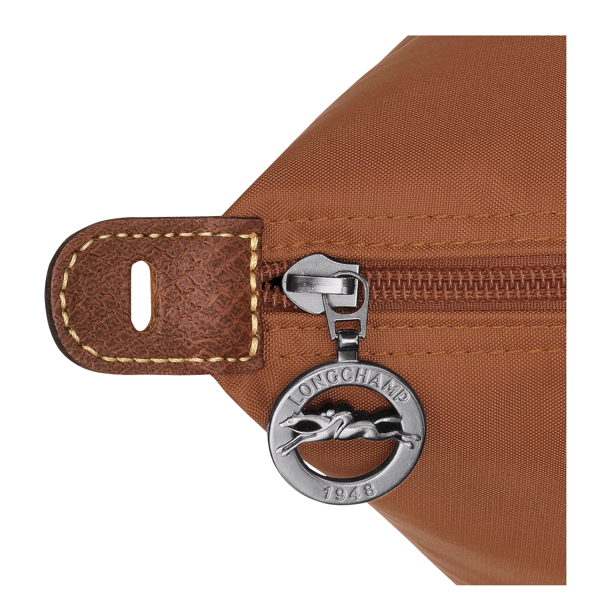 תקריב ריצ'רץ' ותליון לונגשאם בתיק חום, מוצר יוקרה באתר CHOZEN