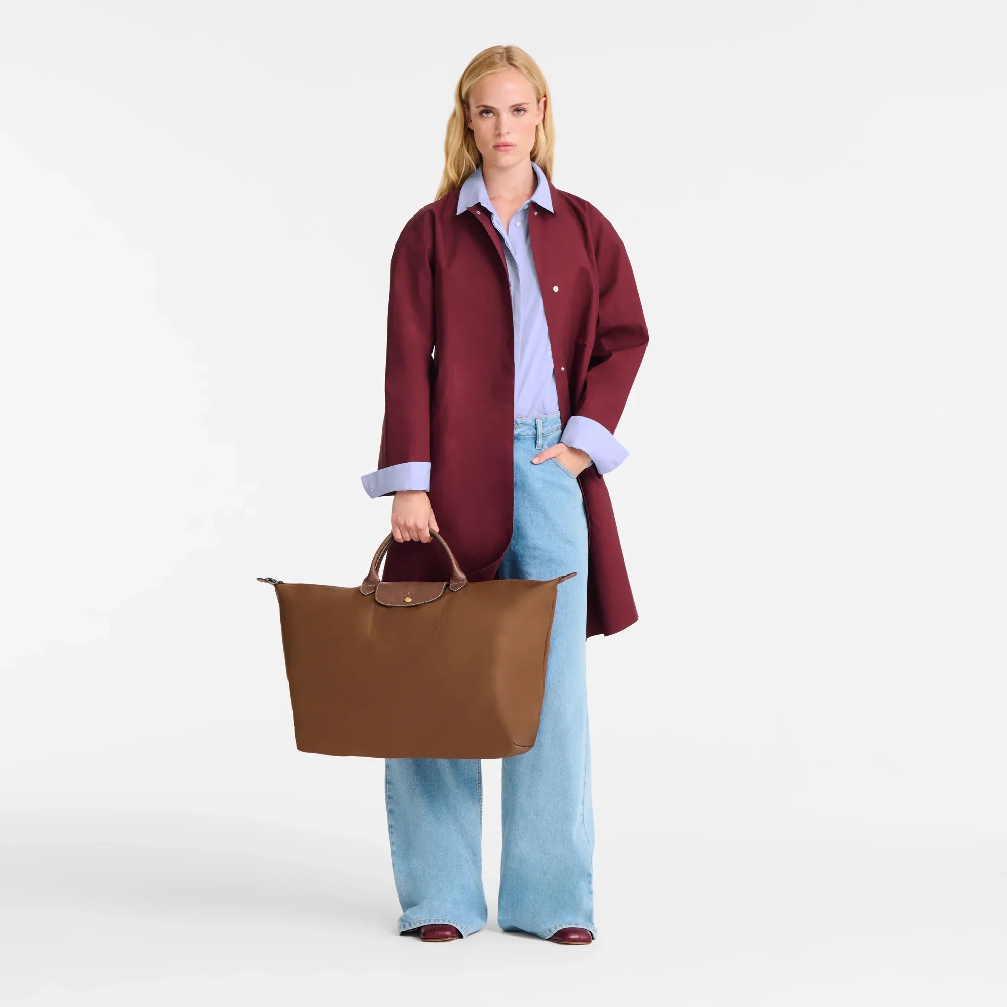 אישה עם מעיל בורדו, ג'ינס רחב ותיק חום אופנתי, אופנה CHOZEN מותגים מובילים