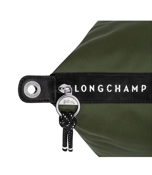 תקריב תיק ירוק של LONGCHAMP עם רצועה שחורה ותגית מתכת, מבית CHOZEN קבוצת אלפא