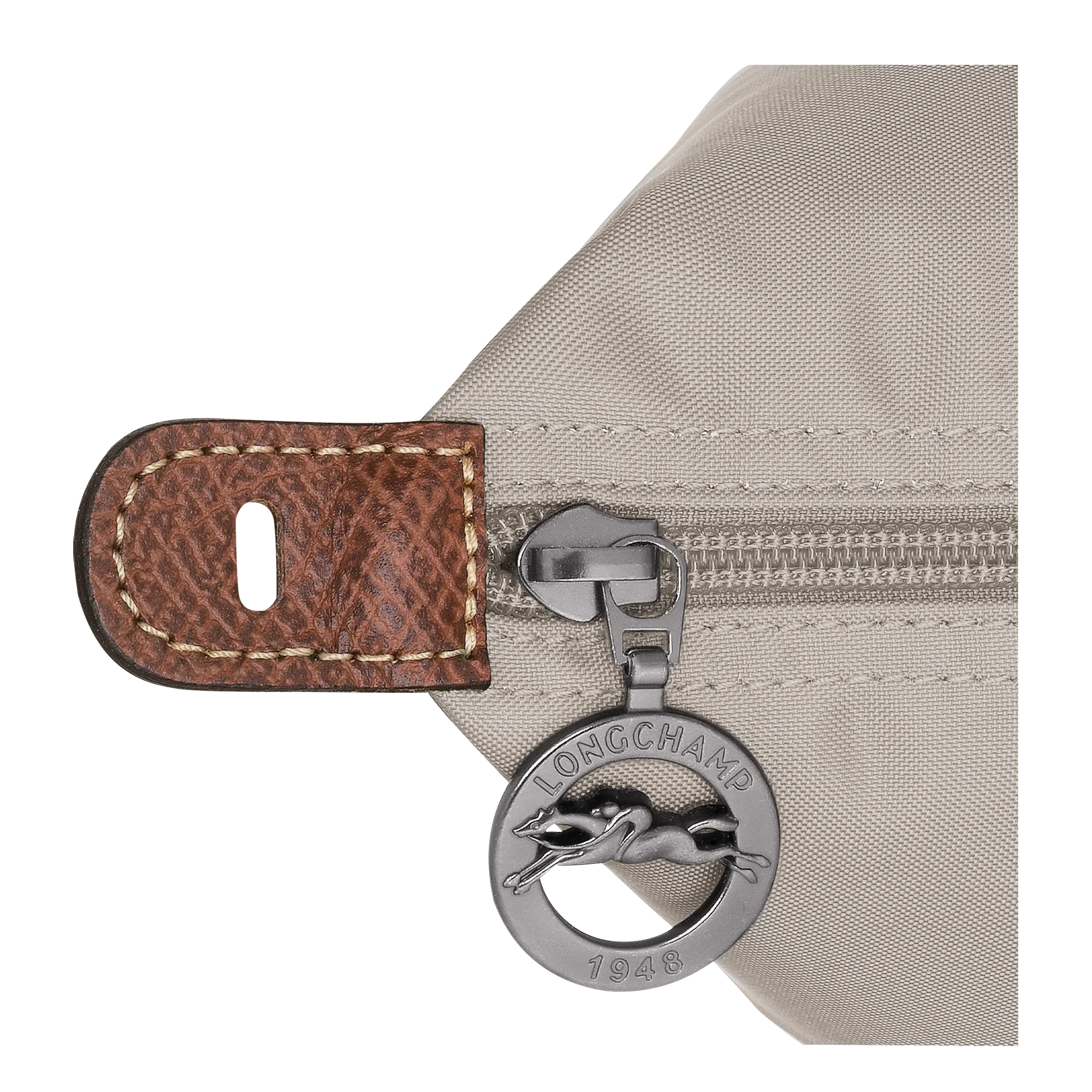 תקריב רוכסן תיק בד עם תגית עגולה של LONGCHAMP ועור חום, מותג יוקרה ב-CHOZEN