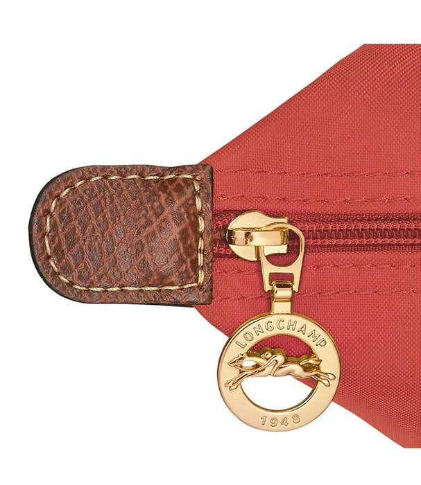 רוכסן תיק אדום עם תגית זהב של המותג LONGCHAMP, עיצוב יוקרתי ב-CHOZEN