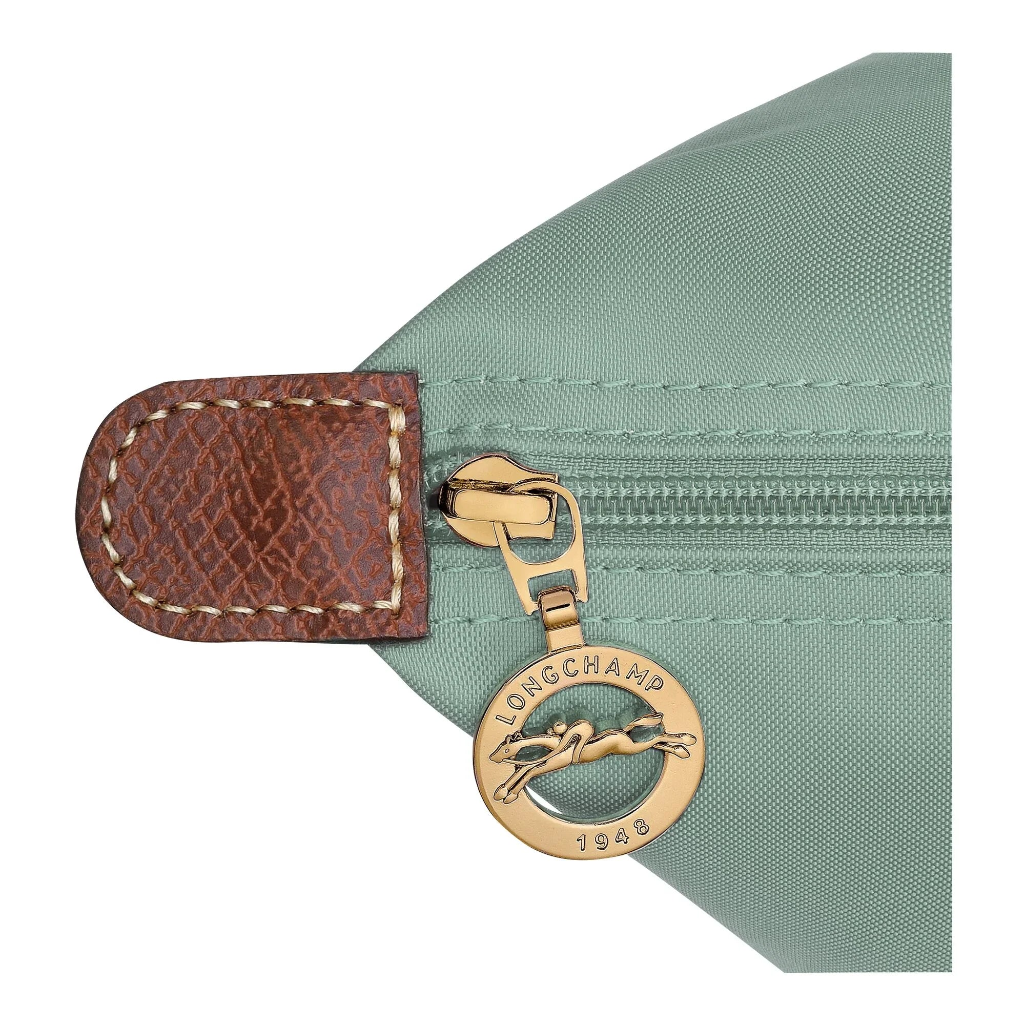 סגירת רוכסן עם תג מתכת זהוב של לונגשאם בתיק בד ירוק, עיצוב יוקרתי HOMEPAGE CHOZEN מותגים מובילים