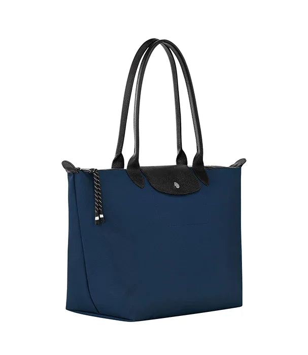 תיק יד מעוצב בצבע כחול כהה עם ידיות שחורות, מבית מותגי יוקרה ב-CHOZEN