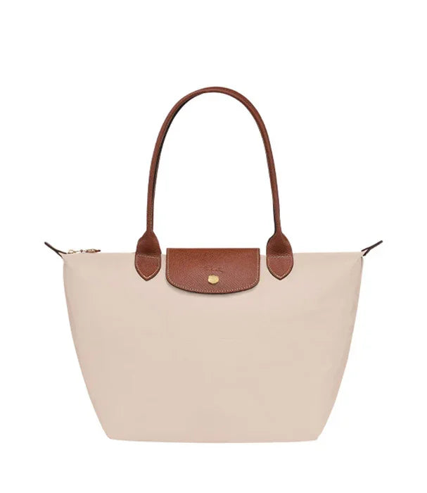 תיק יד מעור בגווני בז' וחום, עיצוב קלאסי, מוצג על רקע לבן, CHOZEN מותגים מובילים