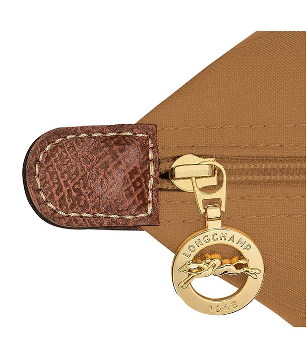 רוכסן זהב עם סמל LONGCHAMP על תיק בצבע בז', תפרים ועור חום, קלאסי CHOZEN