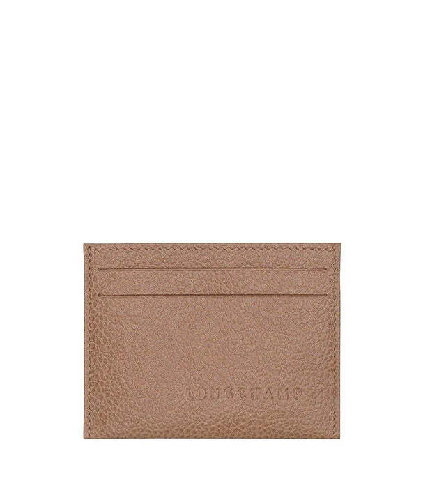 ארנק כרטיסים מעור חום Longchamp על רקע לבן, ממותג CHOZEN