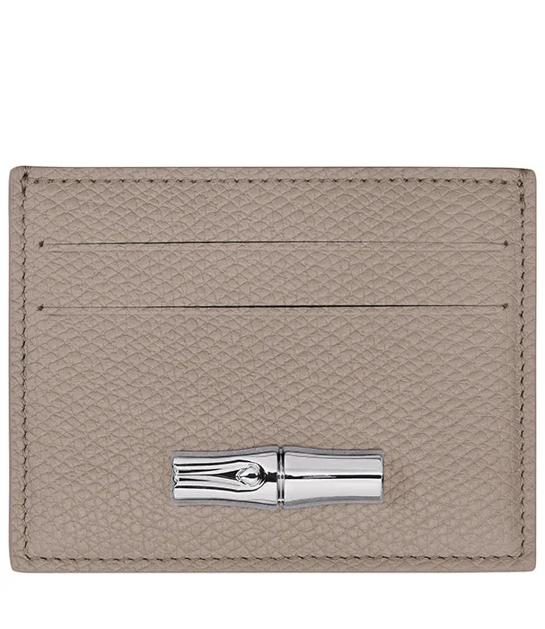 מחזיק כרטיסים מעור בצבע בז', עיצוב יוקרתי עם אבזם כסוף, מוצג ב-CHOZEN מותגים מובילים