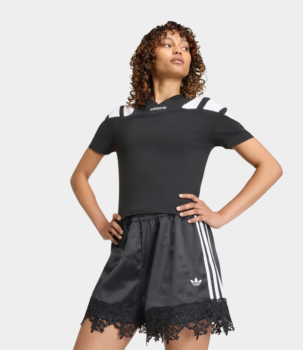 אדידס מכנסיים קצרים SAT LACE לנשים