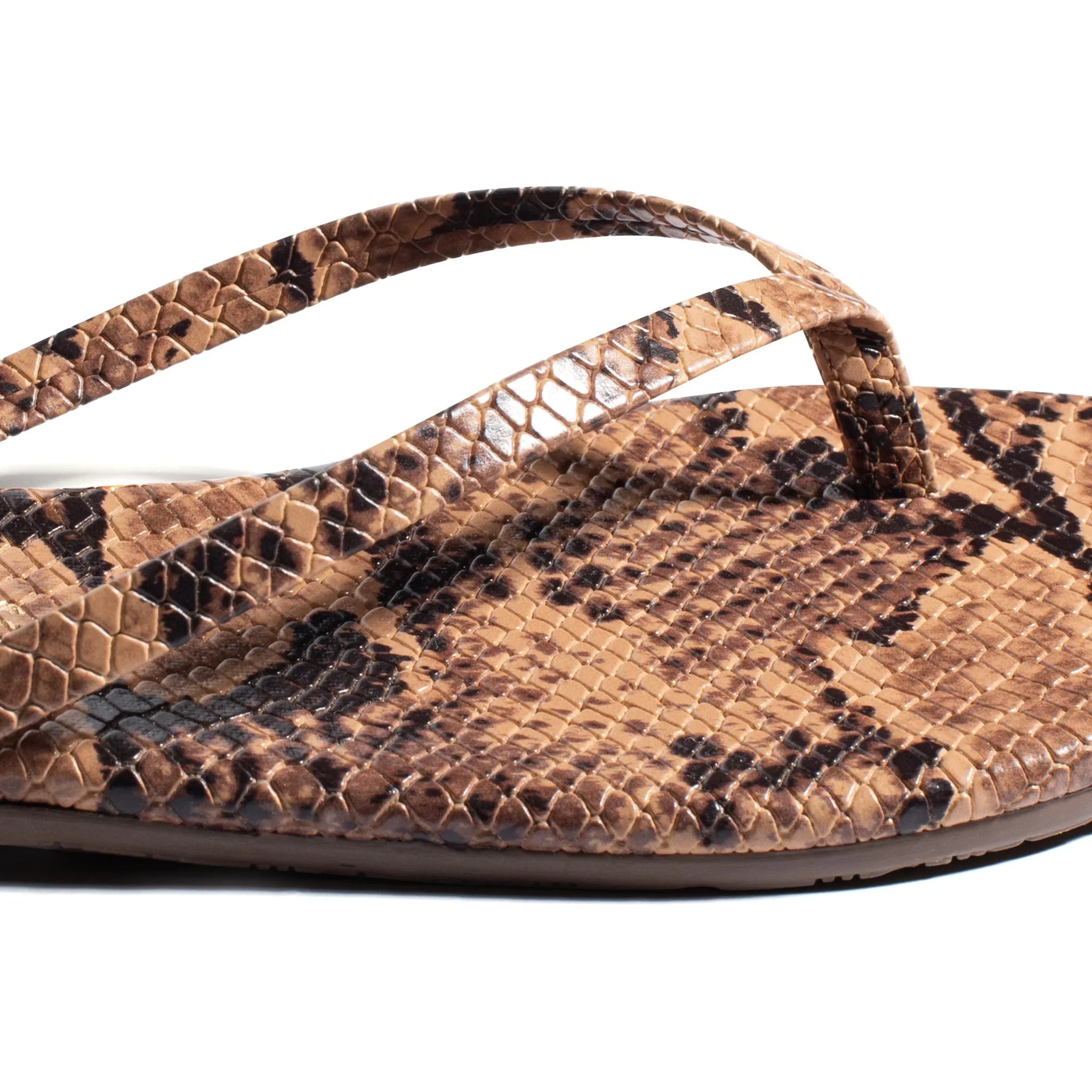 כפכף נשים דמוי עור נחש חום מבית CHOZEN, עיצוב אלגנטי ומשטח טקסטורה ייחודית