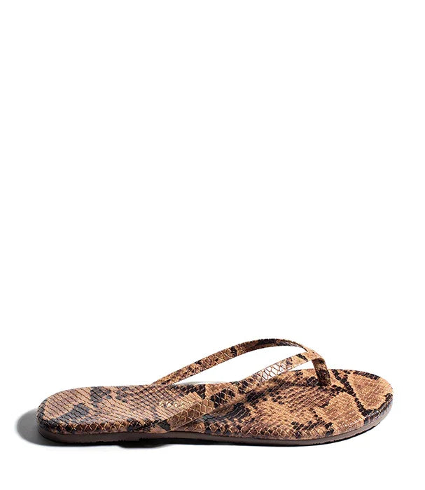 כפכף נשים שטוח בדוגמת עור נחש חום על רקע לבן, מבית מותגי על ב-CHOZEN