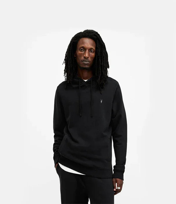 דוגמן עם קפוצ'ון שחור CHOZEN, אופנת רחוב יוקרתית, רקע לבן, קבוצת אלפא