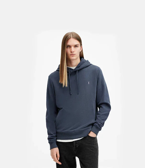 דוגמן עם סווטשירט כחול כהה קפוצ'ון, אופנת גברים CHOZEN, מותגים מובילים בישראל