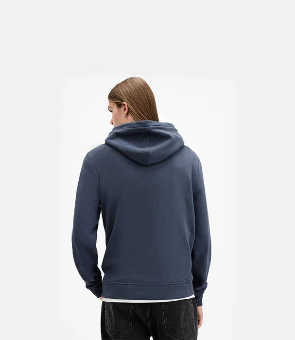 אדם עם קפוצ'ון כחול כהה של CHOZEN, צילום גב, אופנת מותגים ישראלית