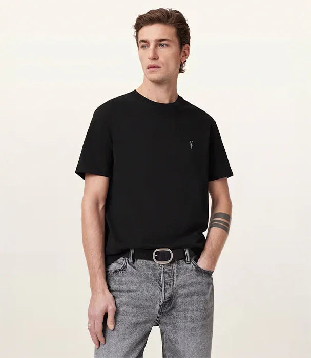 גבר עם חולצת טי שחורה של מותג מוביל, ג'ינס אפור, צילום אופנה באתר CHOZEN