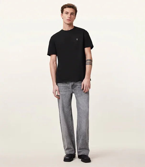 דוגמן לובש חולצת טי שחורה ומכנסי ג'ינס רחבים אפורים, אופנת גברים CHOZEN