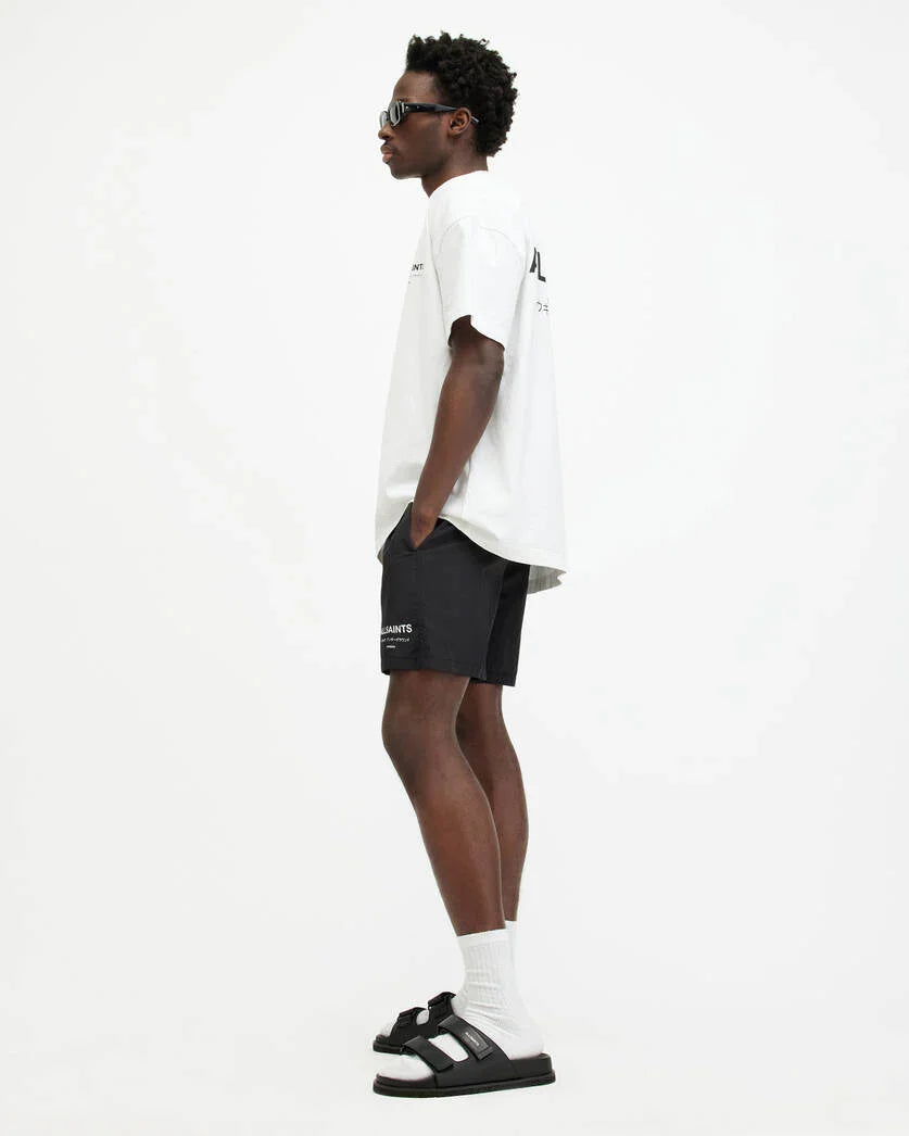 גבר לובש חולצה לבנה, מכנס שחור וכפכפים, אופנת גברים CHOZEN